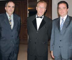 Comendador Grã-Cruz, Prof. Dr. Alberto Angerami, tendo a sua direita, o Dr. Adriano Roberto Figueiredo Delegado de Polícia, Classe Especial, e a sua esquerda, o Dr. Roberto Monteiro de Andrade Jr., Delegado de Polícia, Classe Especial, Diretor do DIPOL