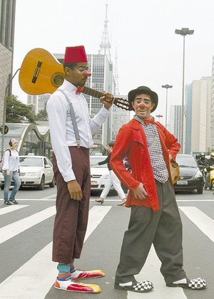 os artistas de rua nico serrano a dir e leonardo maciel caminham pela avenida paulista em sao paulo 1290197261907 300x420