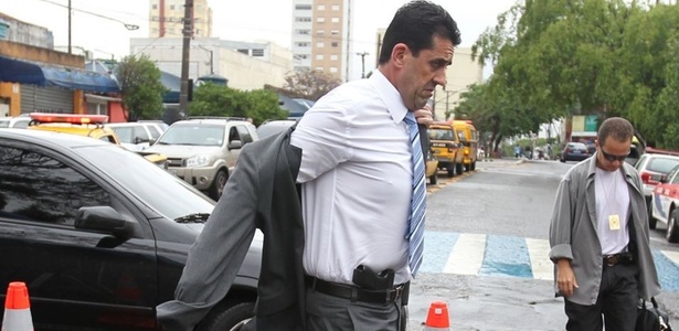 o-delegado-responsavel-pela-investigacao-da-morte-de-mercia-nakashima-antonio-de-olim-chega-ao-forum-de-guarulhos-para-audiencia-1287406914030_615x300